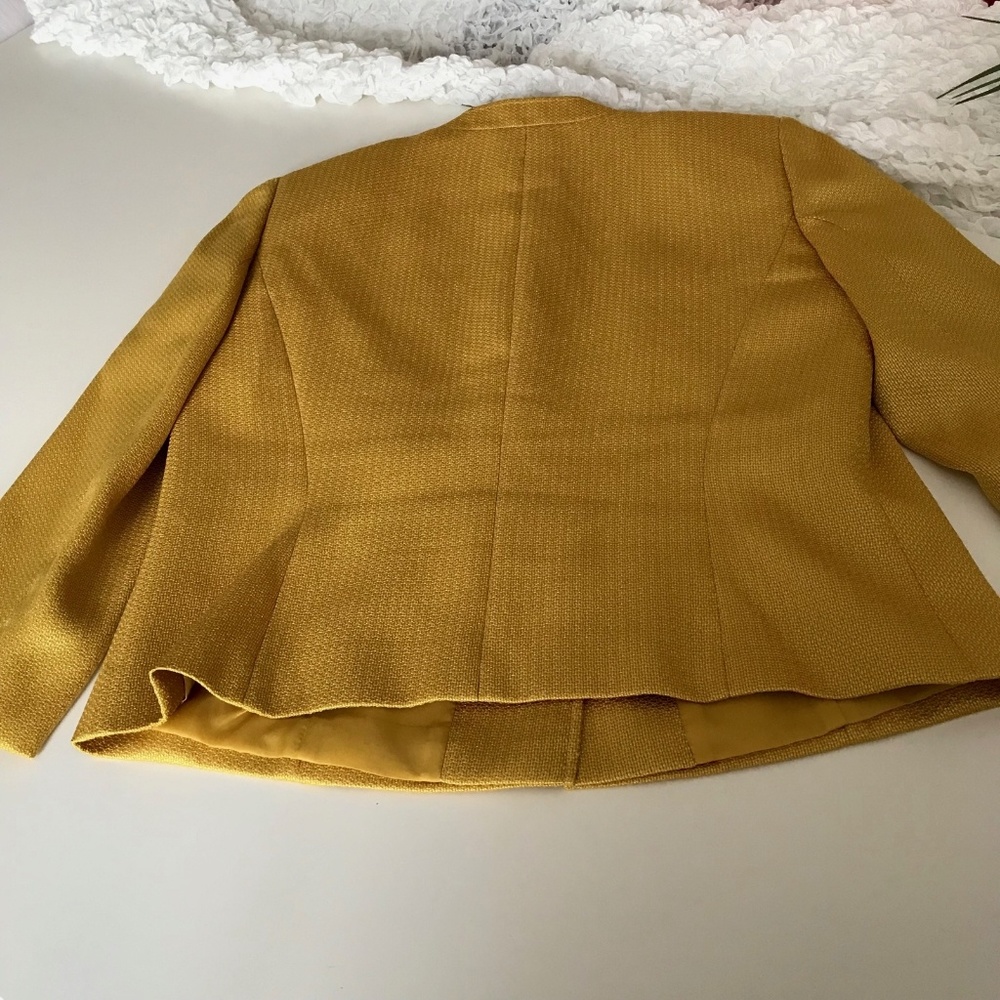 Blazer - Picture 2 of 7